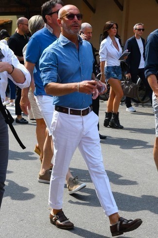 Как носить белые брюки чинос с темно-коричневыми кожаными монками