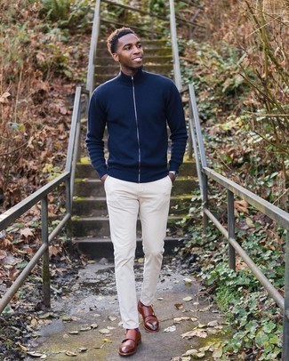 Как носить белые брюки чинос с темно-коричневыми кожаными монками