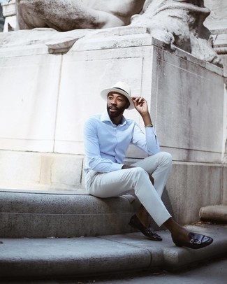 Как носить белые брюки чинос с темно-коричневыми кожаными монками