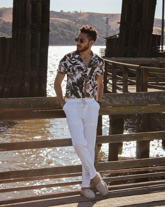 Какие эспадрильи носить с белыми брюками чинос