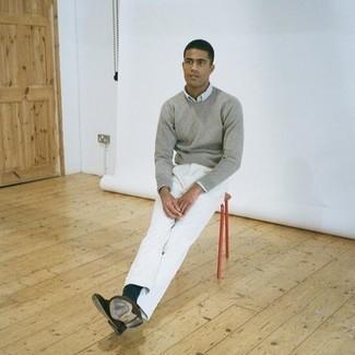 Как носить белые брюки чинос с серым свитером с круглым вырезом