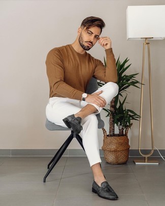 Как носить белые брюки чинос с серыми кожаными лоферами