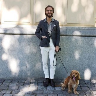 Как носить белые брюки чинос с серой футболкой-поло