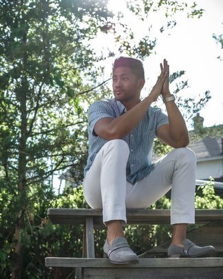 Как носить белые брюки чинос с серыми замшевыми лоферами