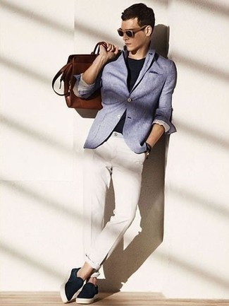 Как носить белые брюки чинос с голубым пиджаком