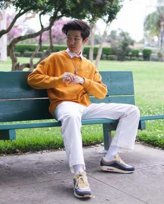 Как носить белые брюки чинос с разноцветными кроссовками