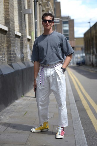 Как носить белые брюки чинос с разноцветными высокими кедами из плотной ткани