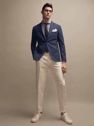 Как носить белые брюки чинос с темно-синим пиджаком в клетку