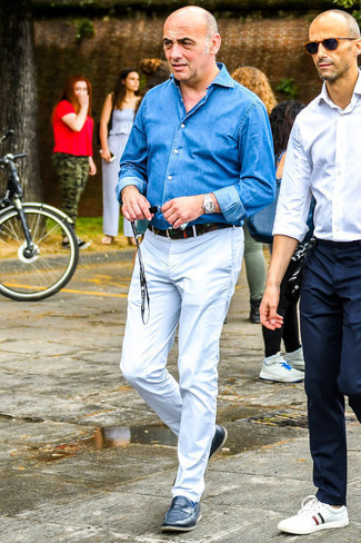 Как носить белые брюки чинос с темно-синими кожаными лоферами