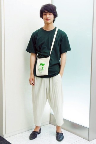 Как носить белые брюки чинос с темно-синими кожаными лоферами