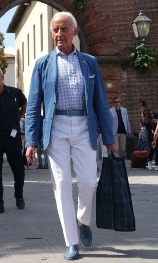 Как носить белые брюки чинос с темно-синими кожаными лоферами