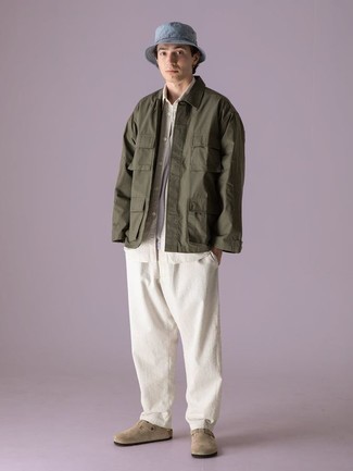 Как носить белые брюки чинос с оливковой курткой-рубашкой