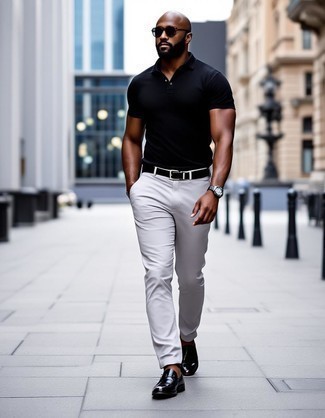 Какие футболки-поло носить с белыми брюками чинос