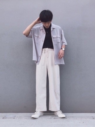 Какие футболки-поло носить с белыми брюками чинос