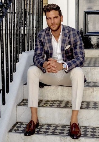 Как носить белые брюки чинос с красными кожаными лоферами