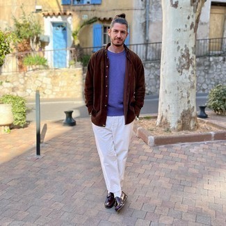 Как носить белые брюки чинос с красными кожаными лоферами