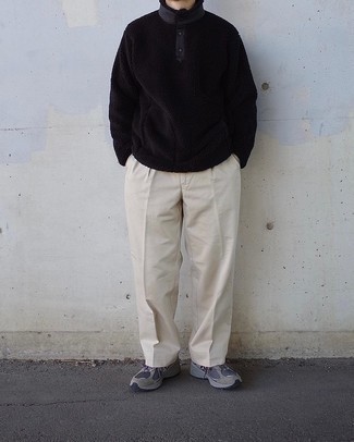 Как носить белые брюки чинос с серебряными кроссовками