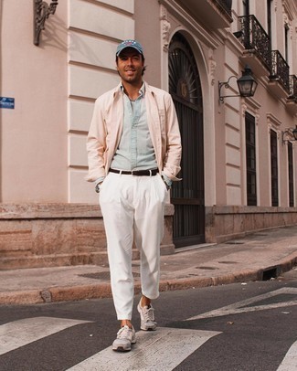 Как носить белые брюки чинос с серебряными кроссовками