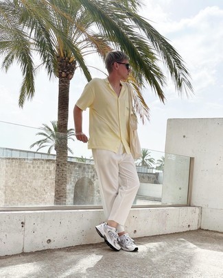 Как носить белые брюки чинос с серебряными кроссовками