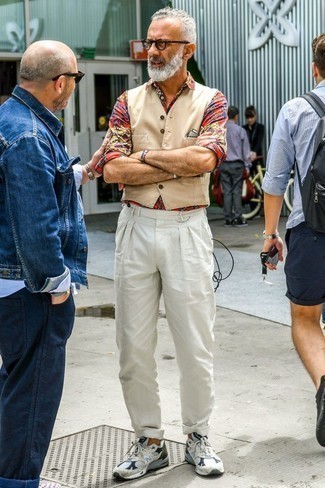 Как носить белые брюки чинос с светло-коричневым жилетом