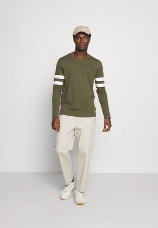 Как носить белые брюки чинос с белыми кроссовками