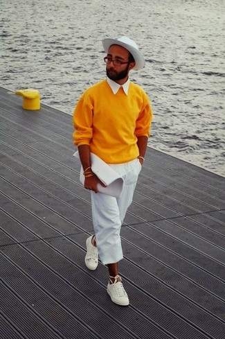 Как носить белые брюки чинос с белыми низкими кедами