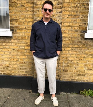 Как носить белые брюки чинос с белыми низкими кедами
