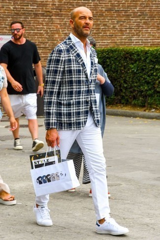 Как носить белые брюки чинос с белыми низкими кедами