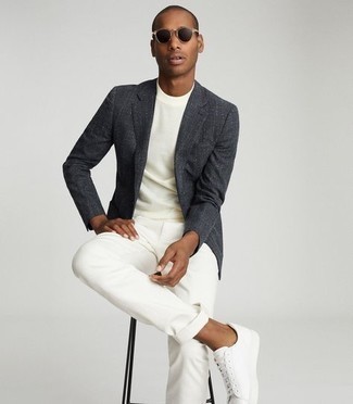 Как носить белые брюки чинос с белыми низкими кедами