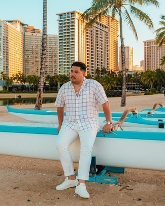 Как носить белые брюки чинос с белыми низкими кедами