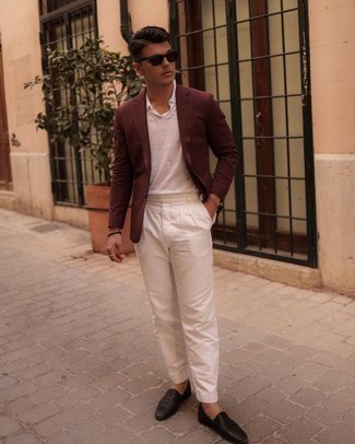 Как носить белые брюки чинос с белой футболкой-поло