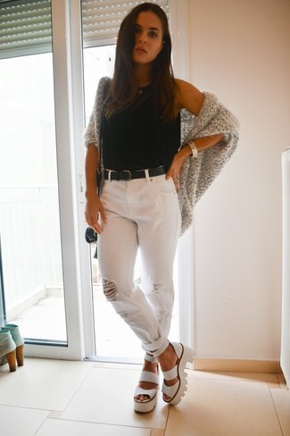 С чем носить белые кожаные массивные босоножки на каблуке