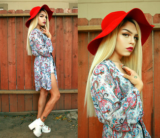 С чем носить белые массивные босоножек женщине