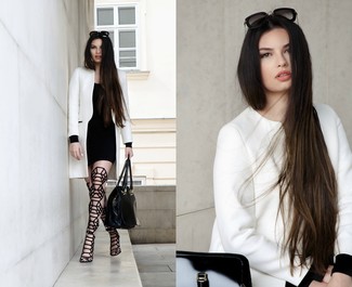 Какие высокие гладиаторы носить с белым пальто