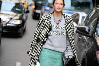 С чем носить белое пальто женщине