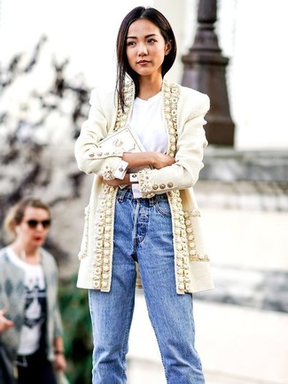 Как носить белое пальто с голубыми джинсами-бойфрендами