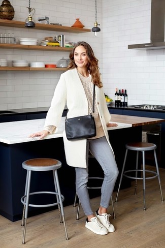 Какие низкие кеды носить с белым пальто женщине