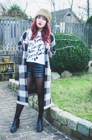 Какие шорты носить с белым пальто женщине