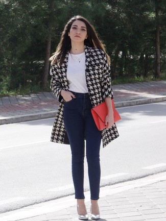 Как носить белое пальто с серебряными кожаными туфлями