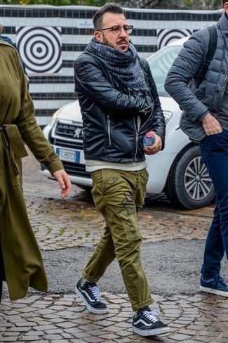 Как носить белый свитер с круглым вырезом с черным бомбером мужчине