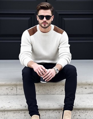 Как носить белый свитер с круглым вырезом с черными джинсами мужчине