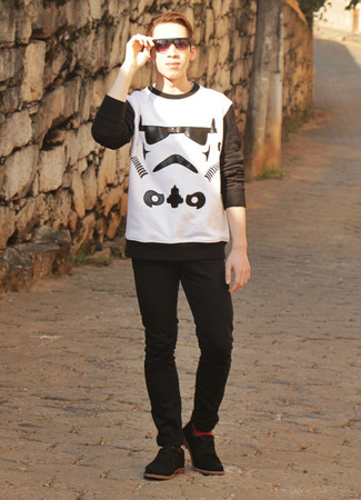 Как носить белый свитер с круглым вырезом с черными джинсами мужчине