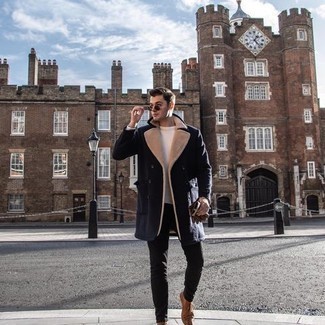 Как носить белый свитер с круглым вырезом с черными джинсами мужчине