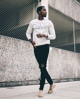 Как носить белый свитер с круглым вырезом с черными джинсами мужчине