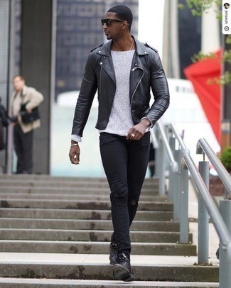 Как носить белый свитер с круглым вырезом с черной кожаной косухой мужчине