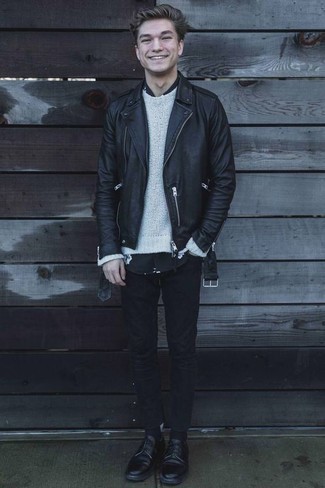 Как носить белый свитер с круглым вырезом с черной кожаной косухой мужчине