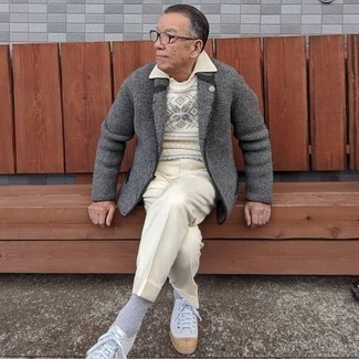 Какие пиджаки носить с белым свитером с круглым вырезом мужчине