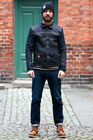 Как носить белый свитер с круглым вырезом с синими джинсами мужчине