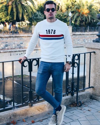 Как носить белый свитер с круглым вырезом с синими джинсами мужчине