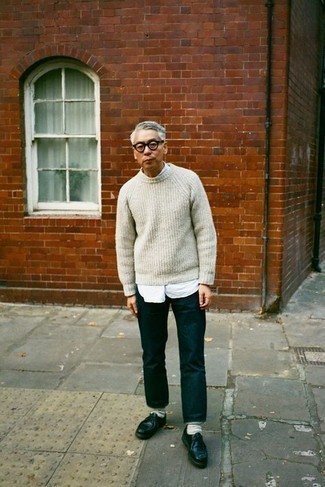 Как носить белый свитер с круглым вырезом с синими джинсами мужчине